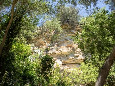 Circumnavigando le vasche, giungiamo sul lato nord. Qui la parete � in costante erosione, come dimostra la roccia dall'aspetto farinoso